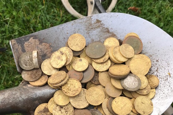 Schatzsuche mit Metalldetektor am Badesee im Bundesland Österreich