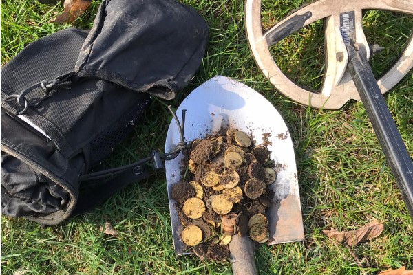 Schatzsuche mit Metalldetektor am Badesee im Bundesland Österreich