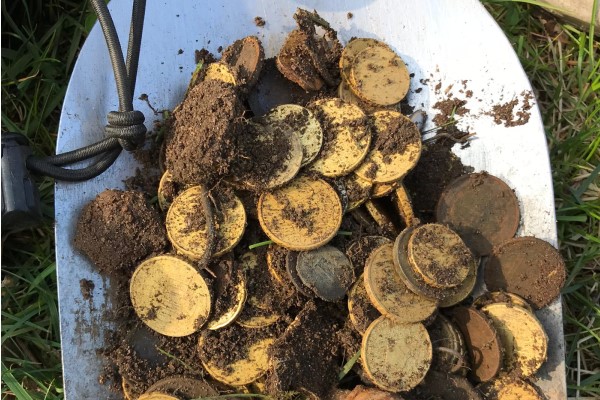 Schatzsuche mit Metalldetektor am Badesee im Bundesland Österreich