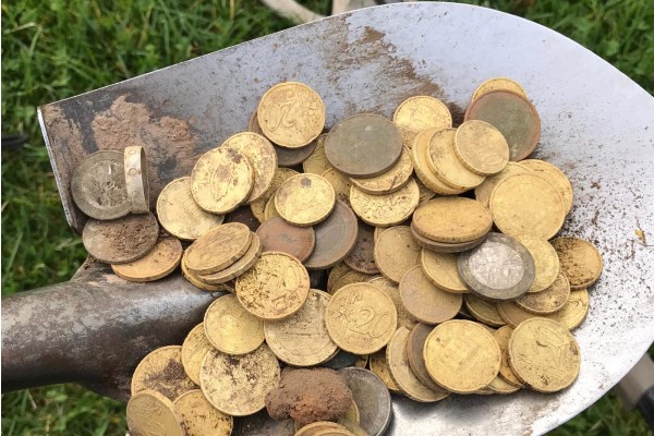 Schatzsuche mit Metalldetektor am Badesee im Bundesland Österreich